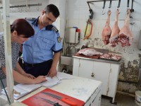 CE FACI CU CARNEA CAND SE STRICA