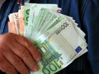 bani_om_salarii_salariu_bogat_71005600_92742100