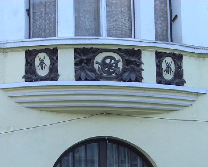 Simboluri egiptene pe fosta clădire a Hotelului Transilvania din Mediaş