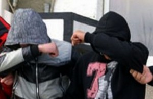 2 tineri de 17, respectiv 22 ani, reținuți pentru tâlhărie calificată