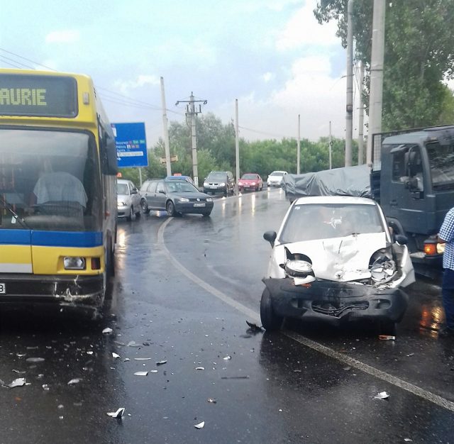 Un conducător auto aflat la volanul unui Matiz a intrat într-un autobuz Tursib.