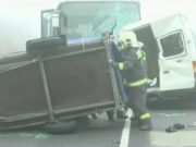 Video Microbuz zdrobit | Trei români au murit aproape de graniţă Trei români au murit