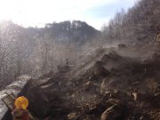 VIDEO Căderi masive de piatră în judeţul Sibiu | Drumul judeţean 106E blocat Căderi masive de piatră în judeţul Sibiu