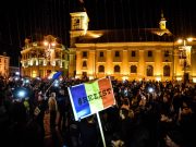 GALERIE FOTO 2 000 de sibieni au protestat în Piața Mare 2 000 de sibieni au protestat în Piața Mare