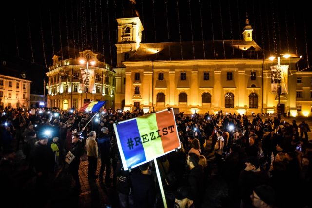 2 000 de sibieni au protestat în Piața Mare