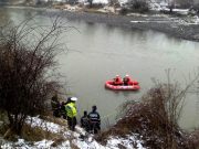 Pompierii sibieni caută o mașină care ar fi căzut azi noapte în râul Olt