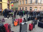 Ample proteste în faţa PSD Sibiu | 700 persoane cu valize la sediu Ample proteste în faţa PSD Sibiu