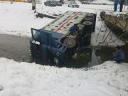 VIDEO | Doi răniţi după ce un camion s-a răsturnat în râul Hârtibaci Camion rasturnat la Altana