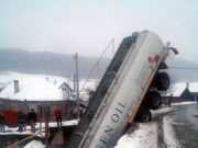 Cisternă răsturnată | Pericol de explozie între Târgu Mureș și Sighișoara cisternă rasturnata jud mures