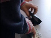 A intrat în casa unei femei și a furat 15.000 lei | Tânăr de 18 ani, reținut de polițiști