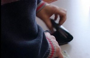 A intrat în casa unei femei și a furat 15.000 lei | Tânăr de 18 ani, reținut de polițiști