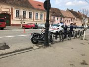 Motociclist lovit de șoferul unui autoturism, în Cisnădie | VEZI VIDEO motociclist lovit la cisnadie