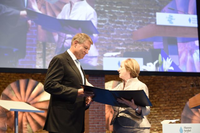 Klaus Iohannis Premiul Franz Josef Strauß 2018 1 Președintele Iohannis invitat la Palatul Buckingham