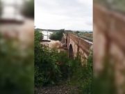 Un pod de cale ferată s-a prăbușit în râul Tărlung, aflat sub cod roșu de inundații.