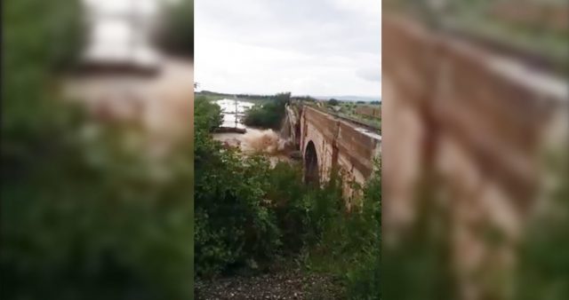 Un pod de cale ferată s-a prăbușit în râul Tărlung, aflat sub cod roșu de inundații.