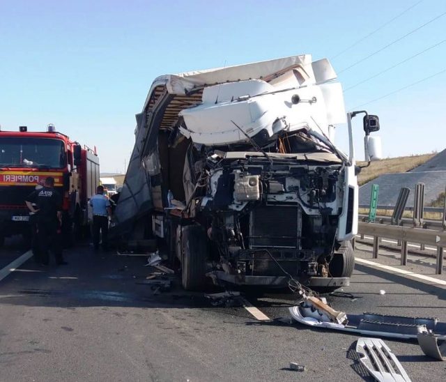 Coliziune între 2 camioane