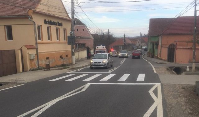 Biciclist lovit de un autoturism