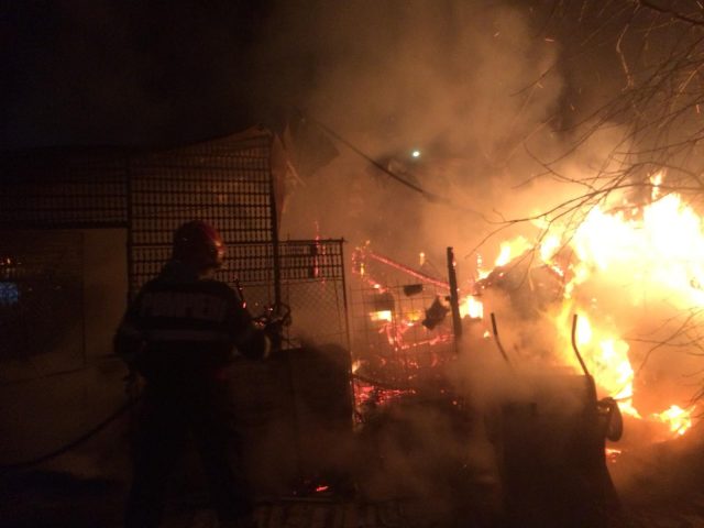 Incendiu violent la un garaj