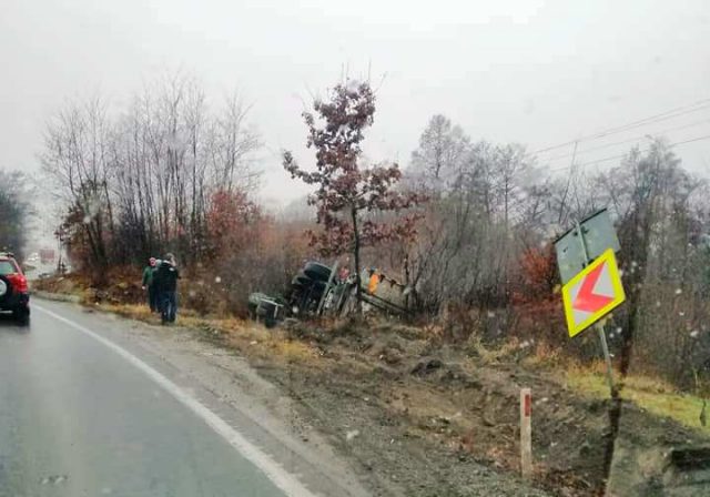 TIR RASTURNAT1 Tir răsturnat pe Hula Bradului