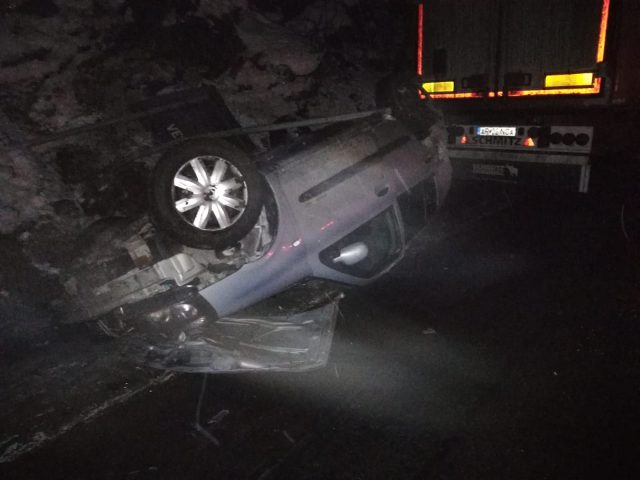 2 tiruri și 2 autoturisme