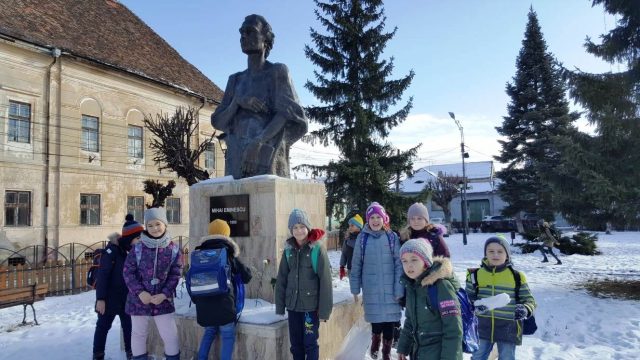Flori la statuia lui Mihai Eminescu