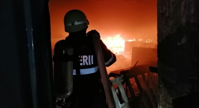 incendiu la hală de producție