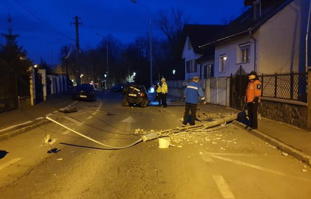 a doborât un stâlp