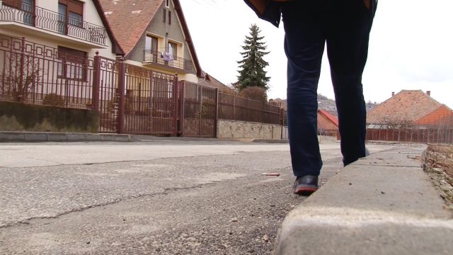 a forțat un geam