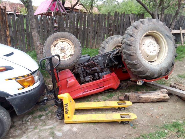 S-a răsturnat tractorul peste el