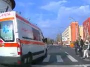 VIDEO O ambulanță, aproape să lovească 6 pietoni la Sibiu O ambulanţă, aproape să spulbere 6 pietoni