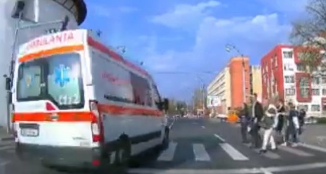 O ambulanţă, aproape să spulbere 6 pietoni