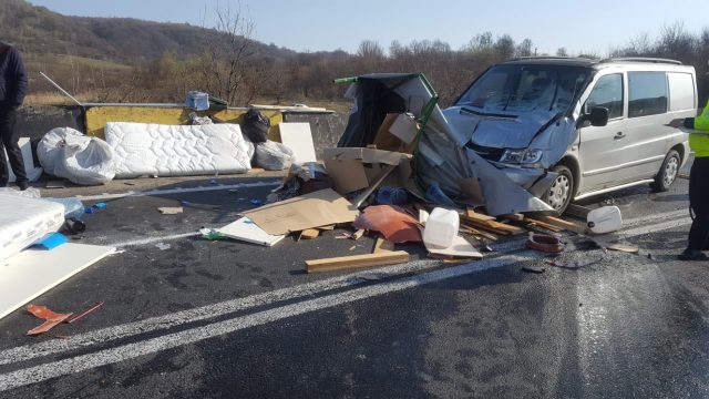 accident hula bradului cu 2 răniți