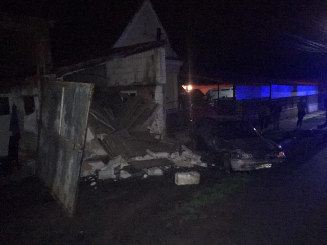 cu mașina în zidul unei case