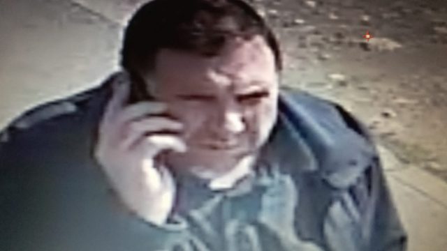 barbat necunoscut pe nedrept bani dintr-un ATM