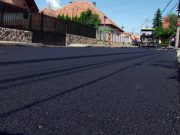 Primăria a început lucrările de asfaltare