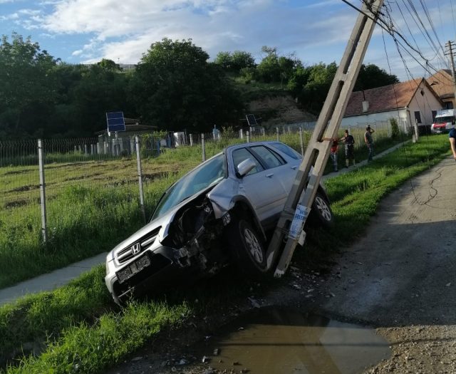 MASINA STALP1 Coliziune cu un stâlp