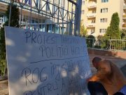 Un medieşean protestează în faţa IPJ Sibiu Un medieşean protestează în faţa IPJ Sibiu
