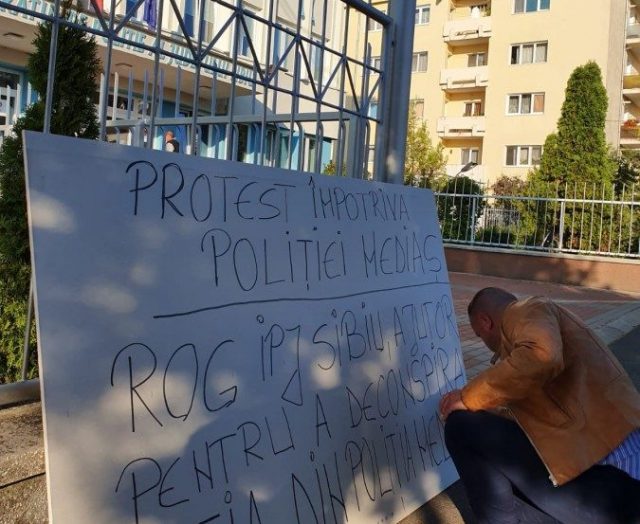 Un medieşean protestează în faţa IPJ Sibiu