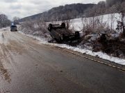 Șofer (83) în șanț din cauza vitezei neadaptate Șofer (83) în șanț din cauza vitezei neadaptate