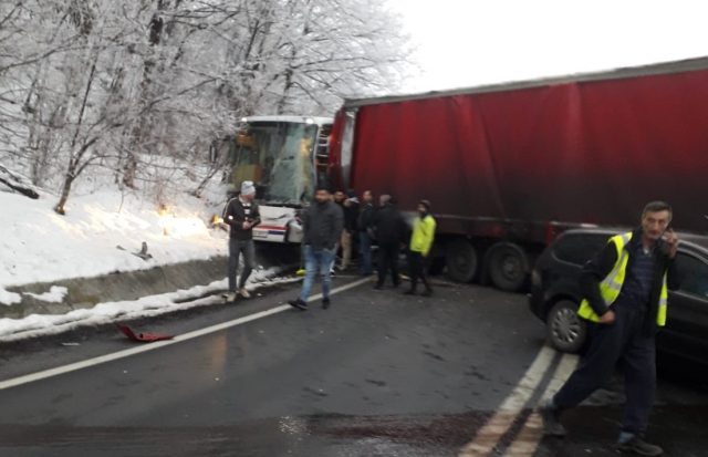 ACCIDENT DN 7 un tir, un autocar și un autoturism