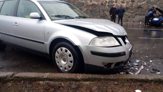 la intersecția străzilor Baznei și Nucului