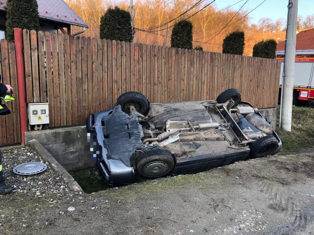 O femeie de 51 ani s-a răsturnat cu mașina pe Ighișului