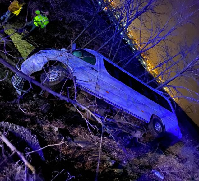 MICROBUZ RASTURNAT1 S-a răsturnat