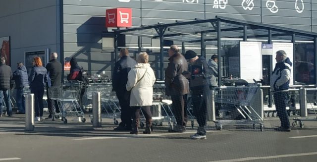 coada la supermarket ANPC propune plafonarea prețurilor și limită la cantitățile vândute