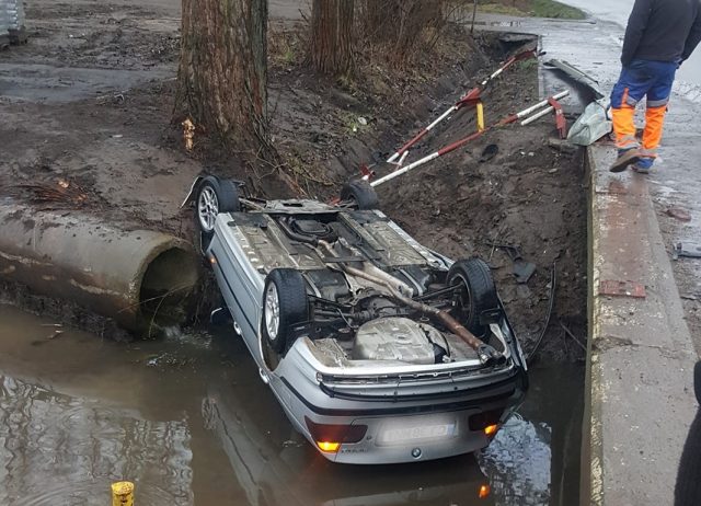 Mașină răsturnată în șanț la ieșirea din Mediaș spre Moşna