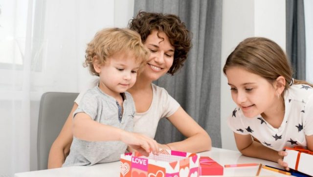 acasa cu copii stau acasă cu copiii Alocațiile copiilor nu se dublează așa cum vrea PSD creștere a alocațiilor