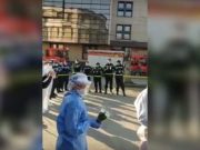 Pompierii au așteptat cu flori & aplauze angajatele Spitalului Județean care îngrijesc bolnavii COVID-19 flori & aplauze angajatele Spitalului Județean