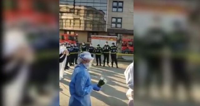 flori & aplauze angajatele Spitalului Județean