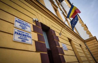 Un bărbat și o femeie au fost reținuți după ce au tâlhărit o persoană într-un parc diluant