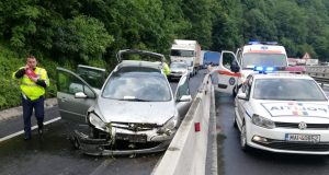a intrat într-un parapet